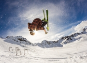 开云体育入口-绿茵烽火与亚洲惊雷，当英超争冠战火正酣，摩纳哥的闪电已划破德黑兰夜空