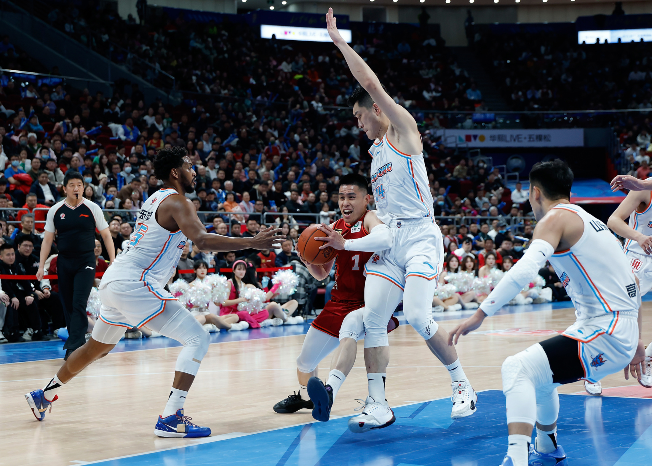 上海队险胜新疆队，锡安统治全场的简单介绍