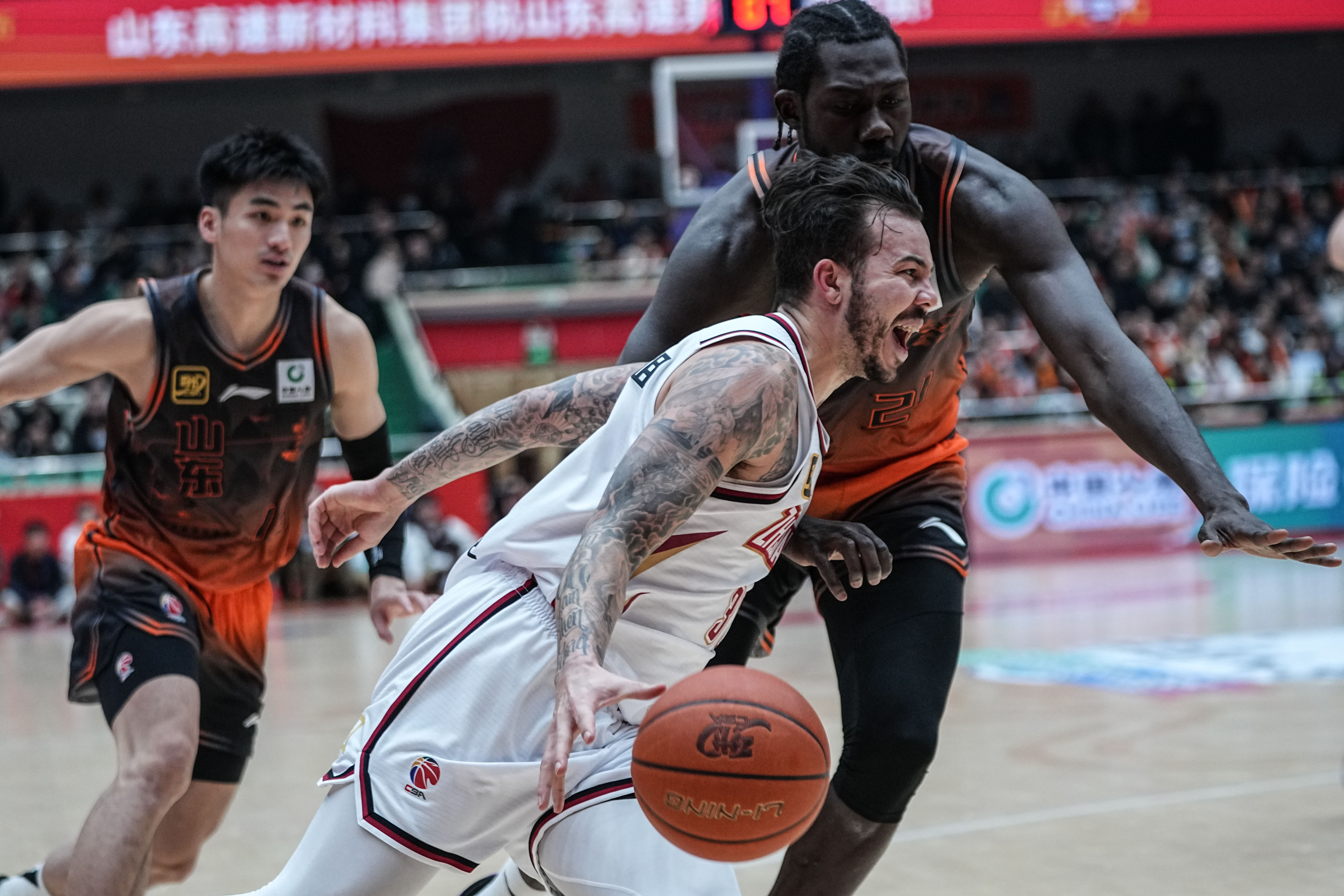 江苏男篮客场压阵，大胜上海队