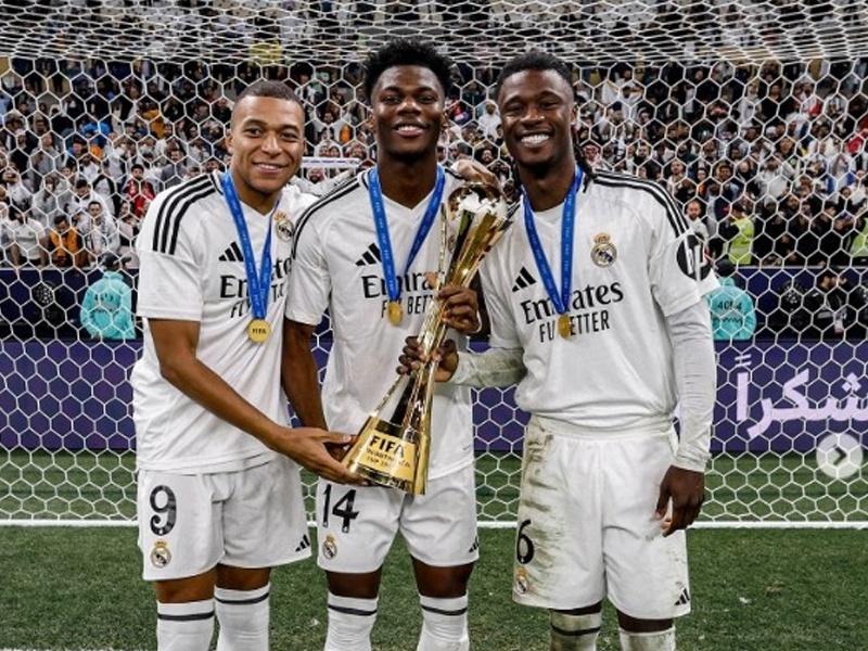 南美足球巨星在英超比赛中表现出色