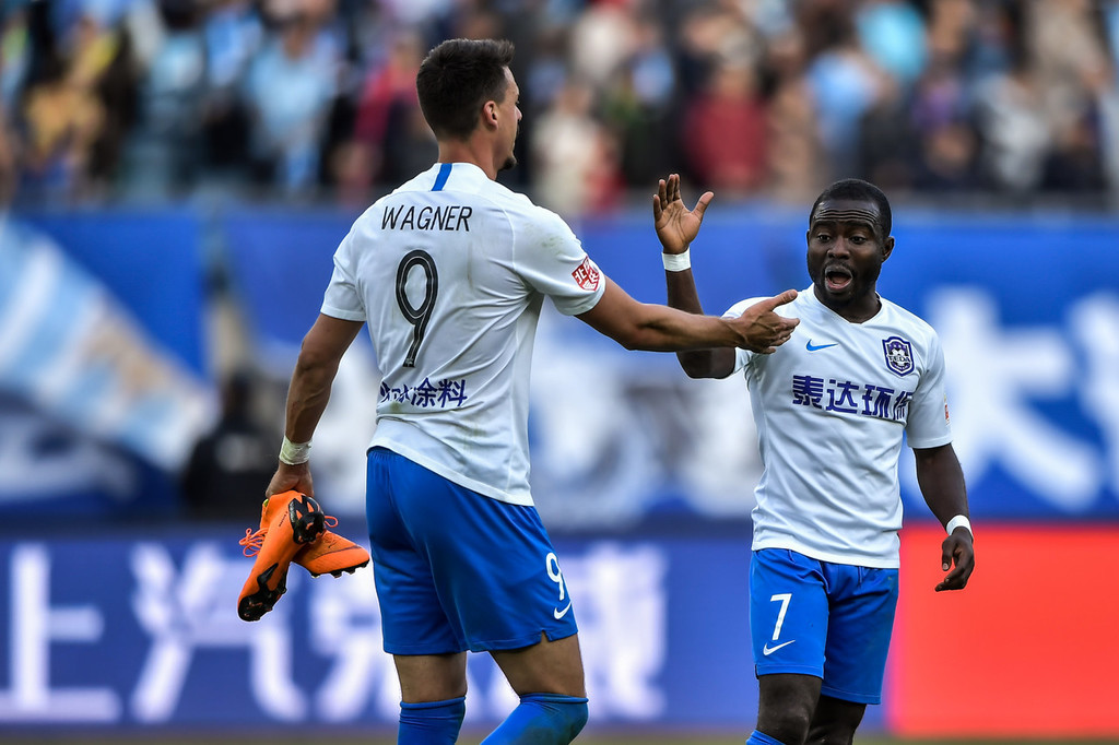 天津泰达球迷热情欢庆欧冠决赛胜利 天津泰达球迷热情欢庆欧冠决赛胜利