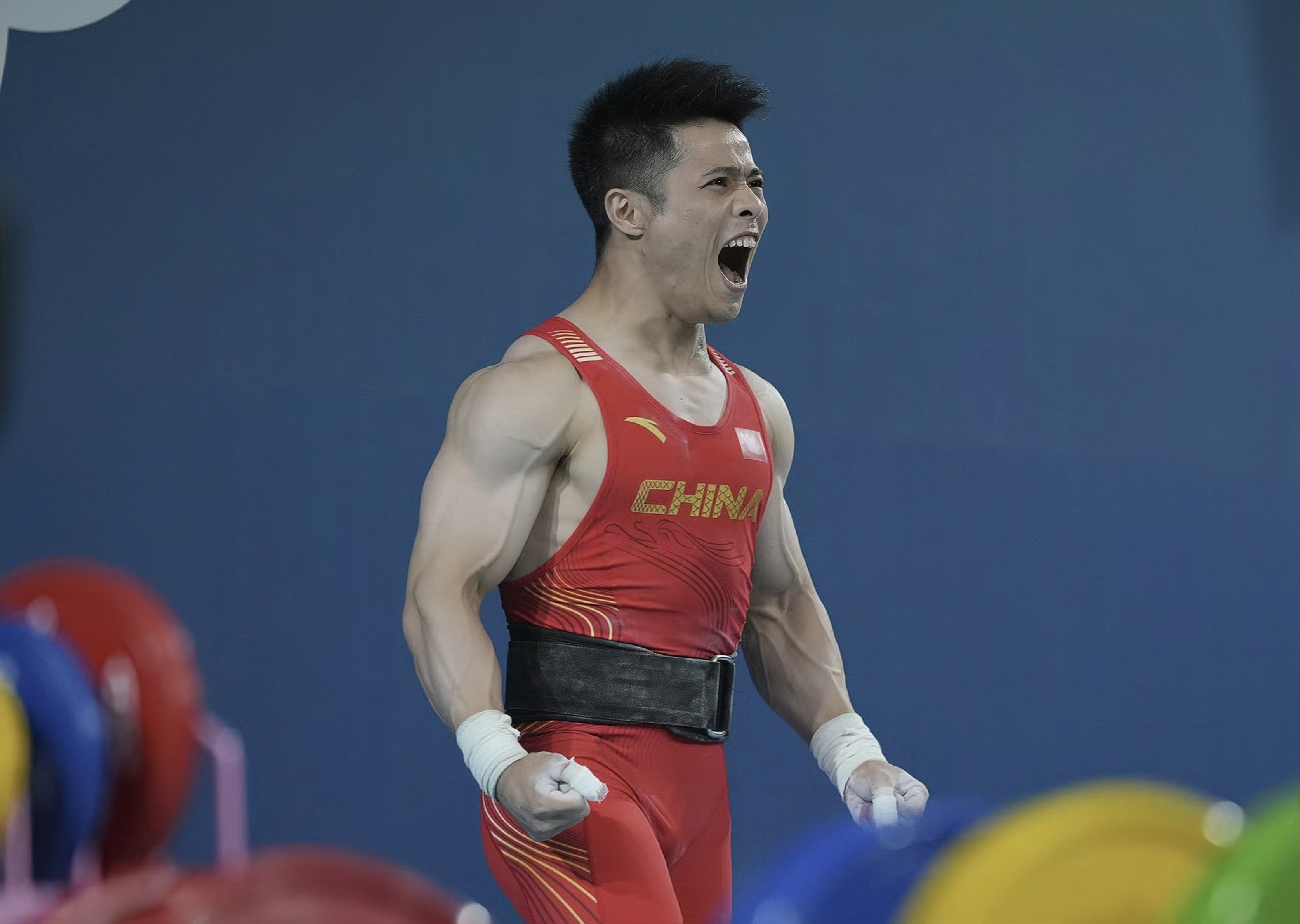 举重男子公斤级:中国选手力压对手的简单介绍 举重男子公斤级:中国选手力压对手的简单介绍