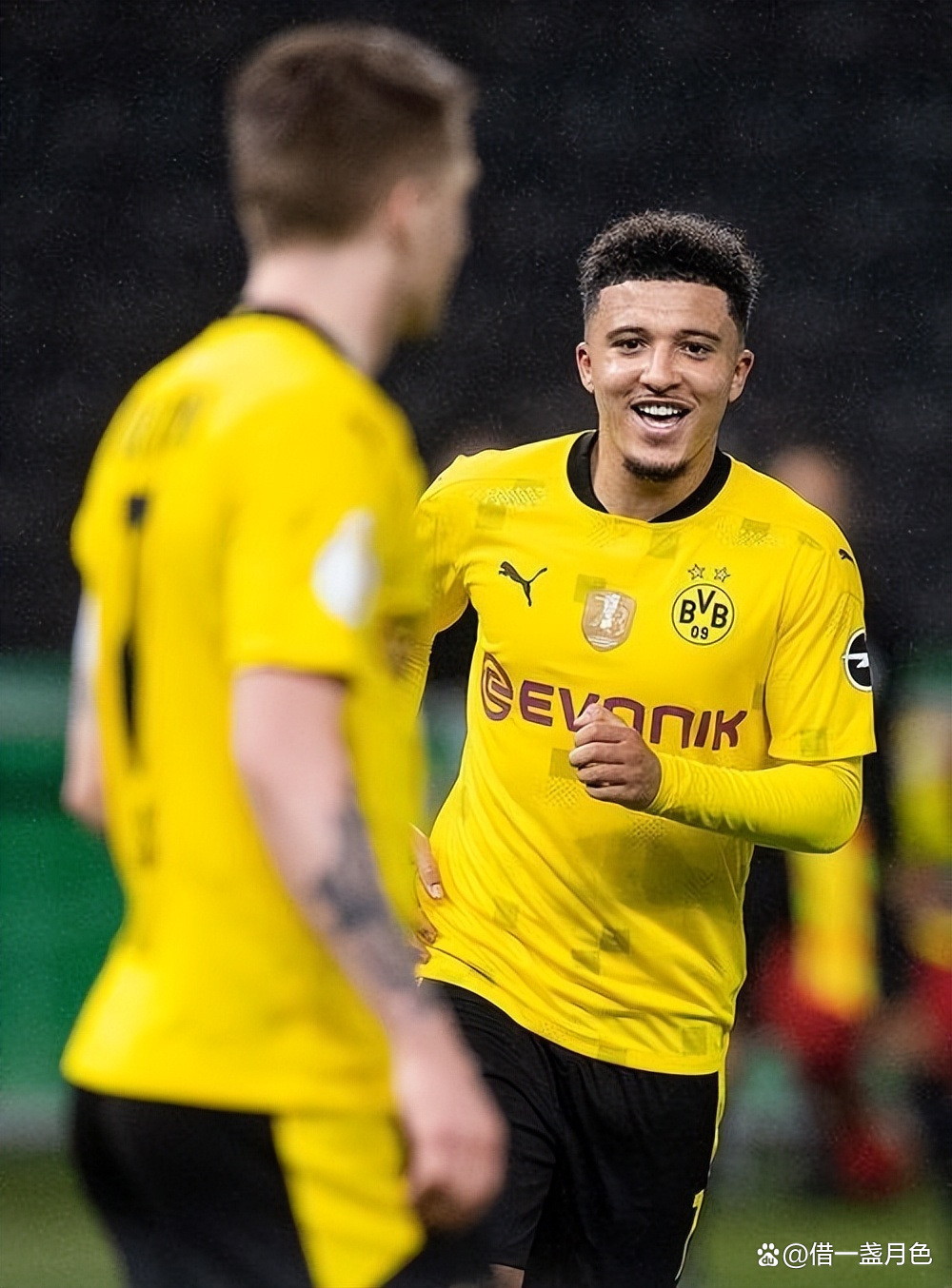 关于沃尔夫斯堡后防表现不佳，主帅急需调整的信息