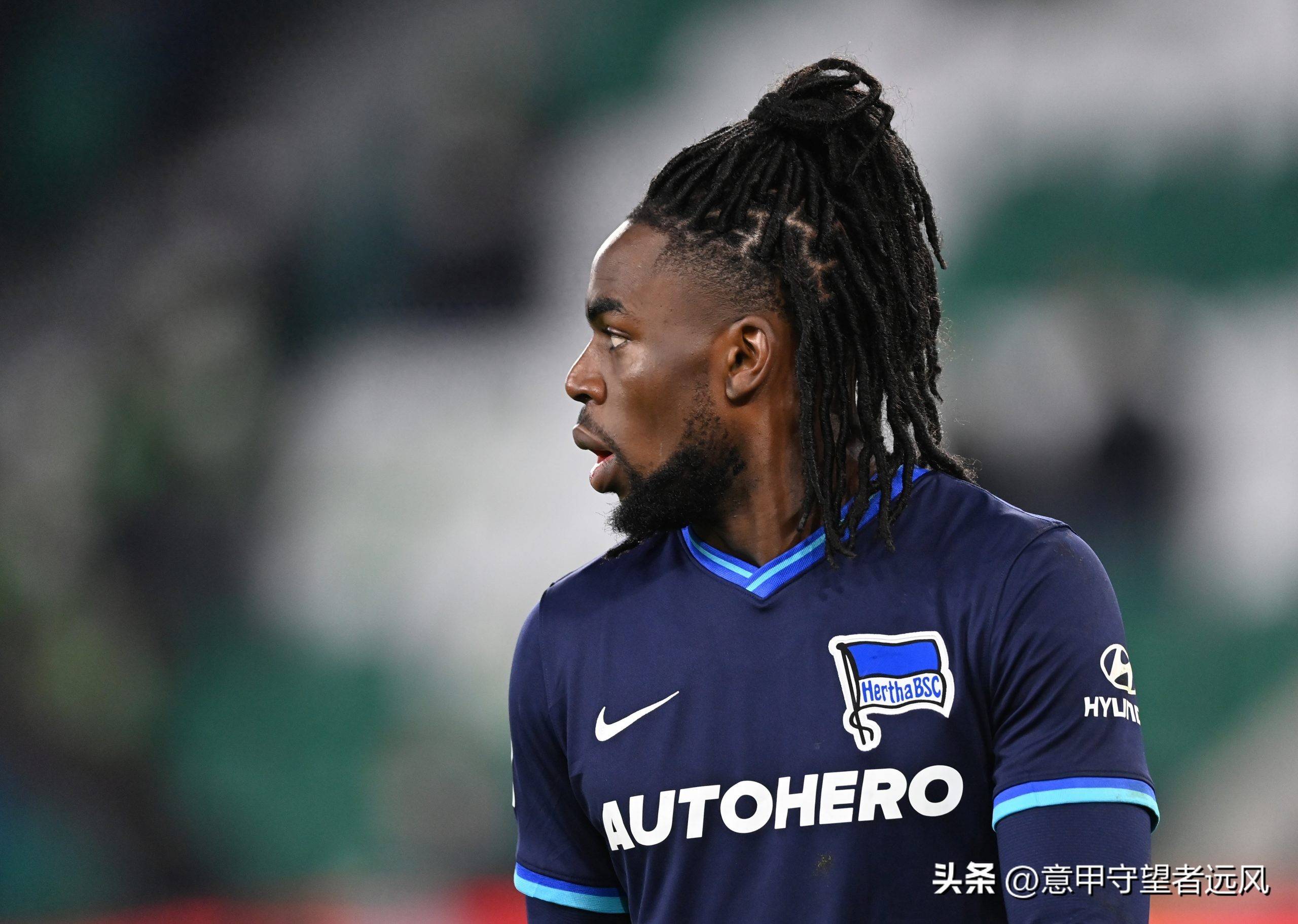 关于沃尔夫斯堡后防表现不佳，主帅急需调整的信息