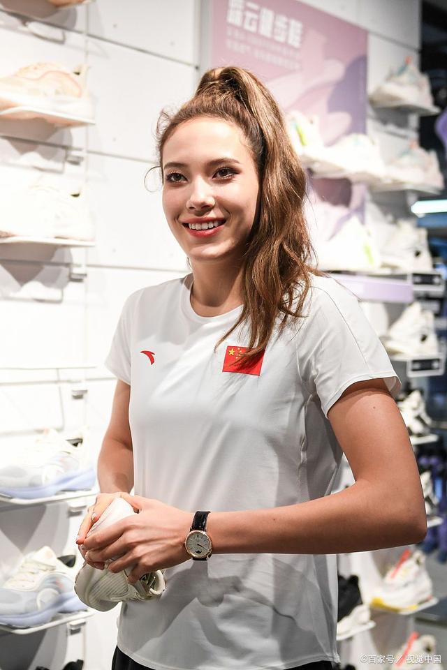 精彩纷呈！运动员表现惊艳世界的简单介绍