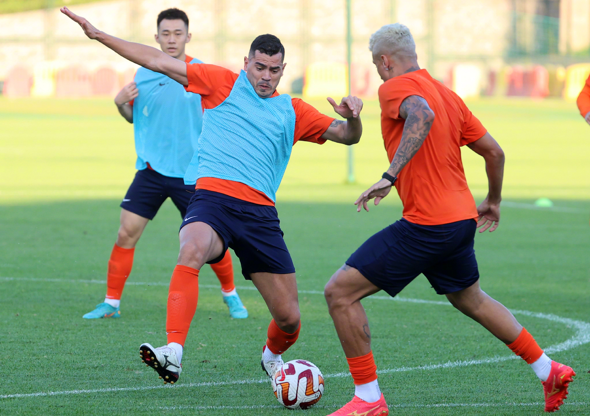 巴西运动员身手不凡，轻易战胜对手