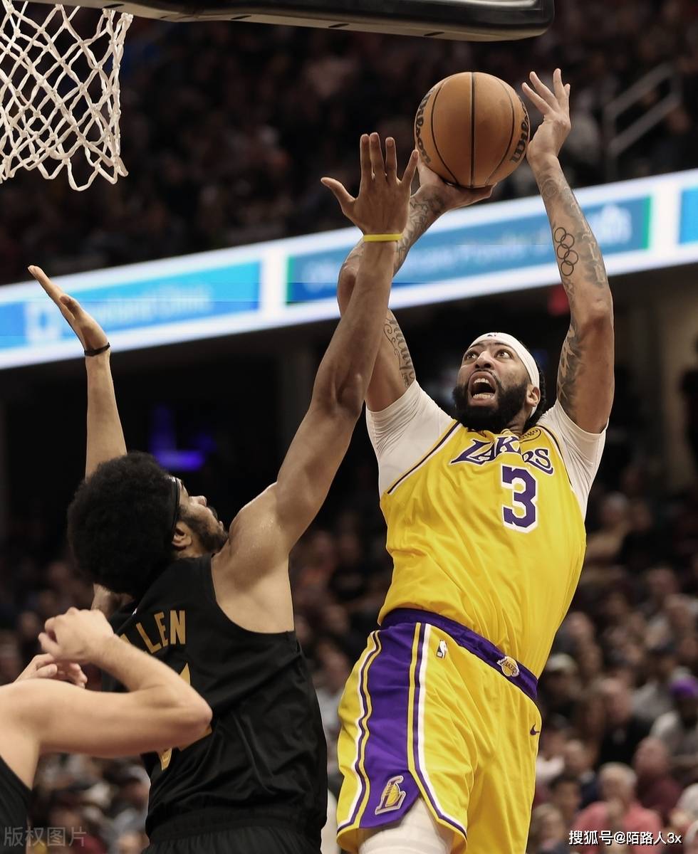 湖人攻势不足惨负骑士，落后比分触目