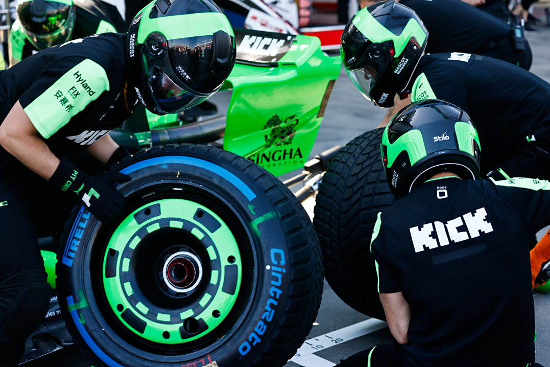 索伯车队逆转迈凯伦，周冠宇带队取胜