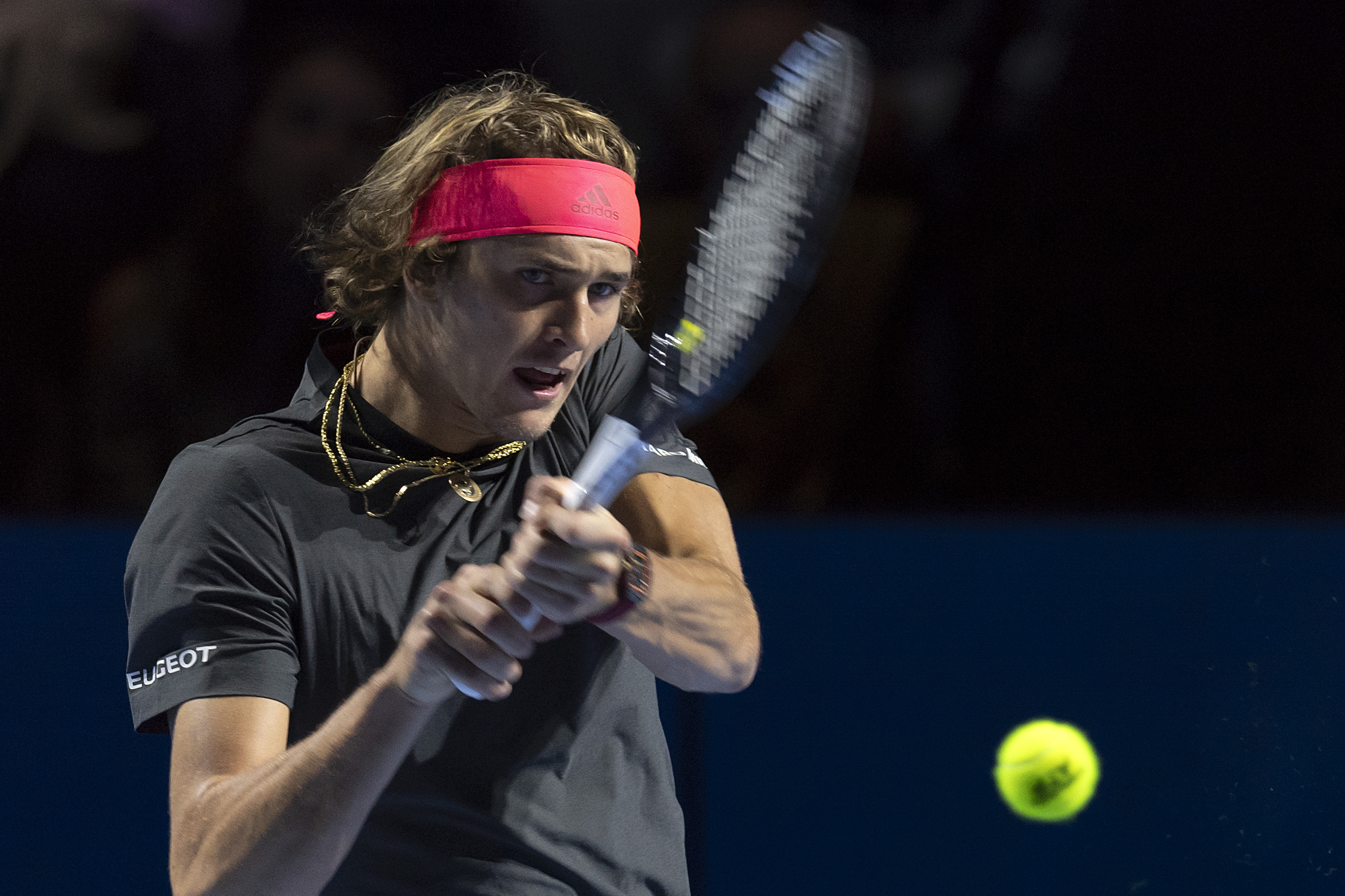 关于美国网球队翻盘英国网球队，兹维列夫高光表现的信息