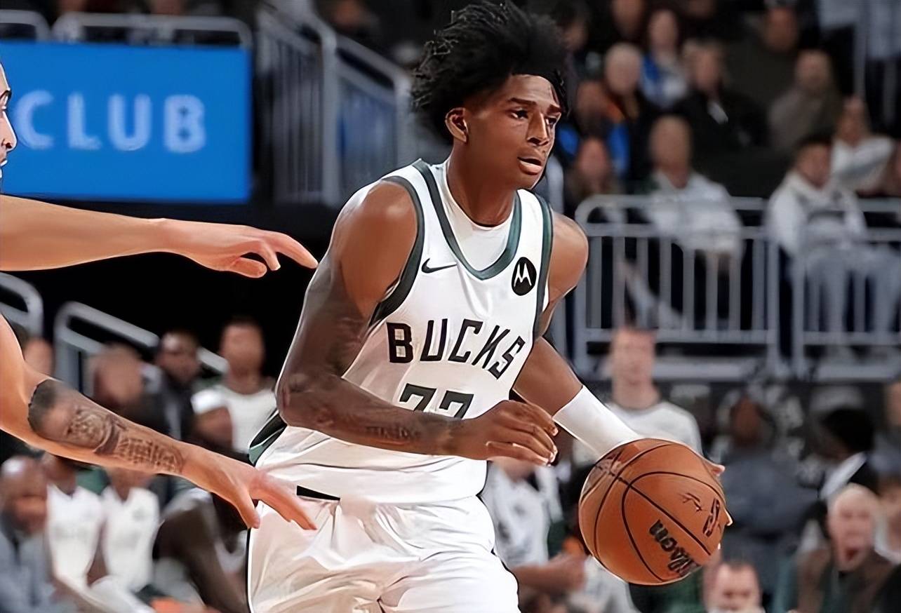 塞尔维亚男篮逆转雄鹿，克莱三分雨点燃全场