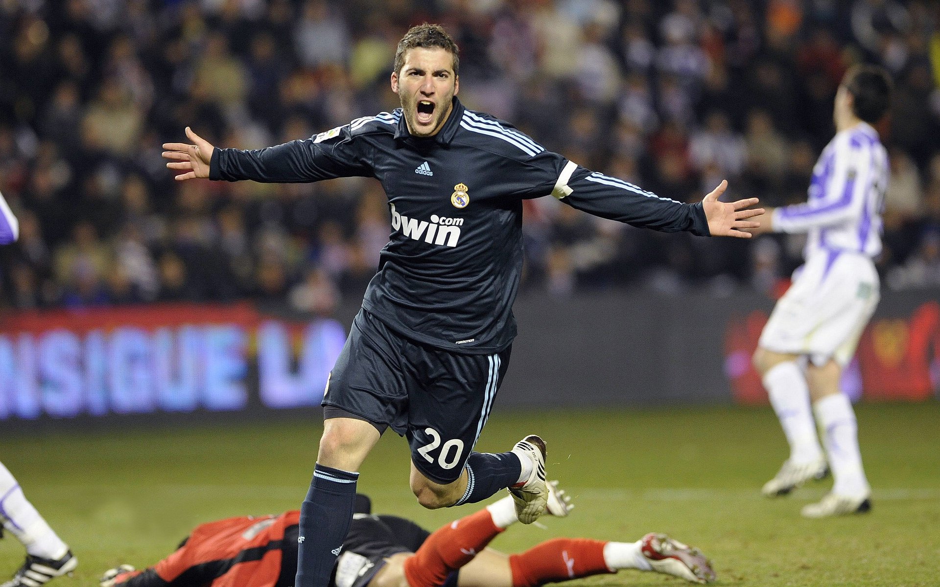 挪威寒流与安联铁壁,当拜仁提前终结悬念,孔德在欧冠之巅完成史诗接管