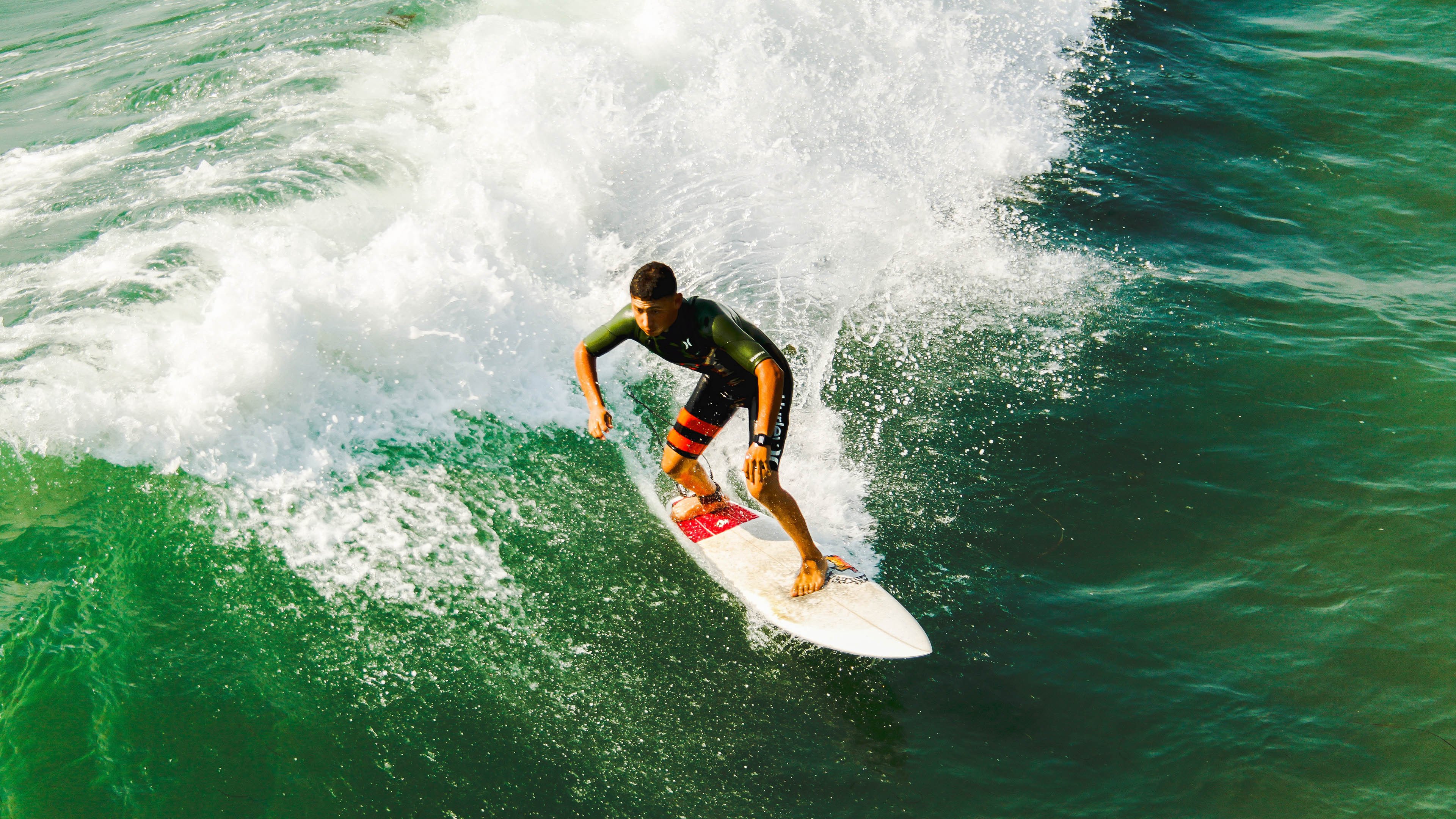 双线传奇，中国资本拿下墨西哥市场，迪巴拉末节魔法映照竞技永恒魅力