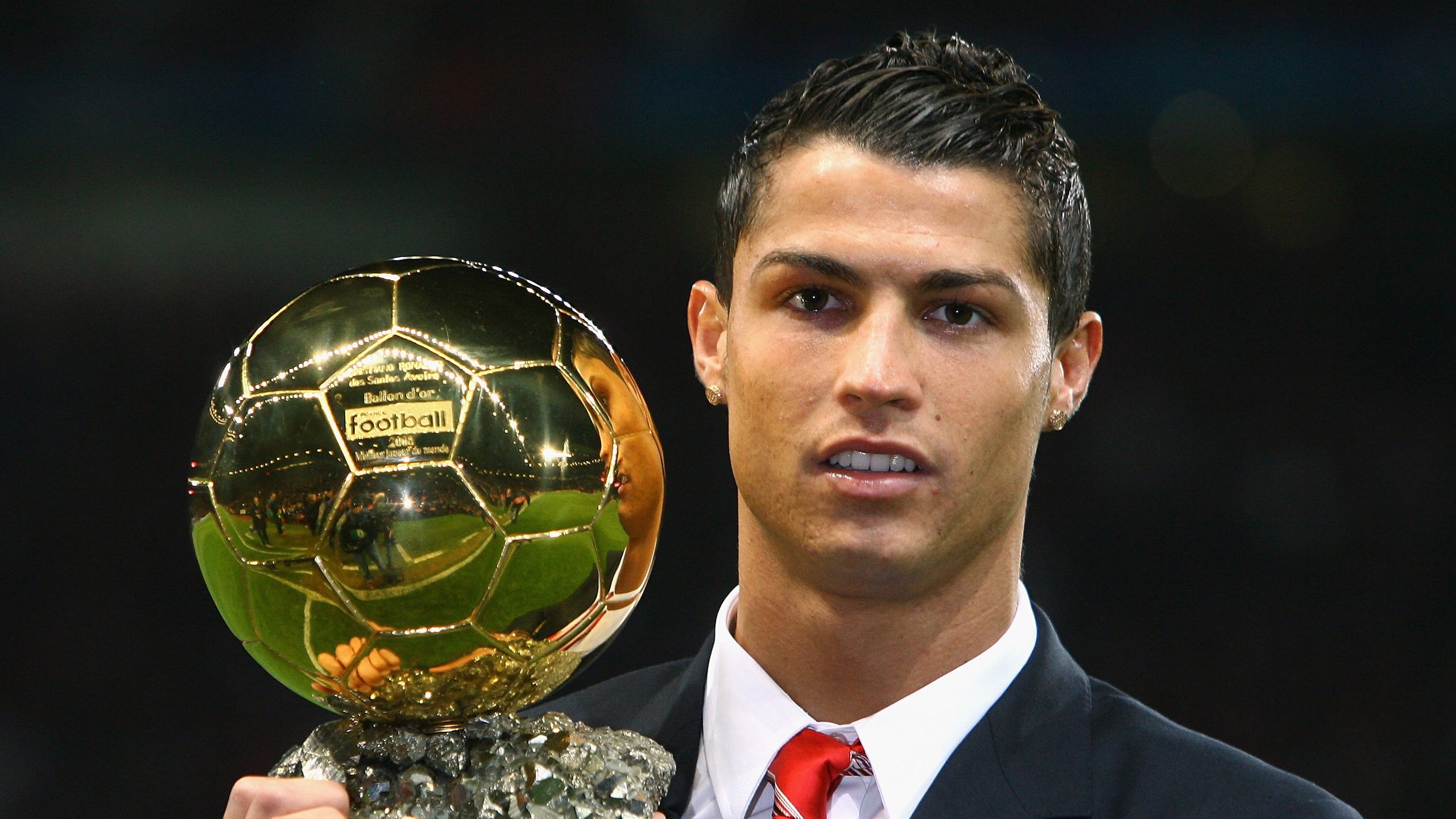 黄喜灿教科书级表现闪耀，里昂对阵威尔士成个人技术展示舞台