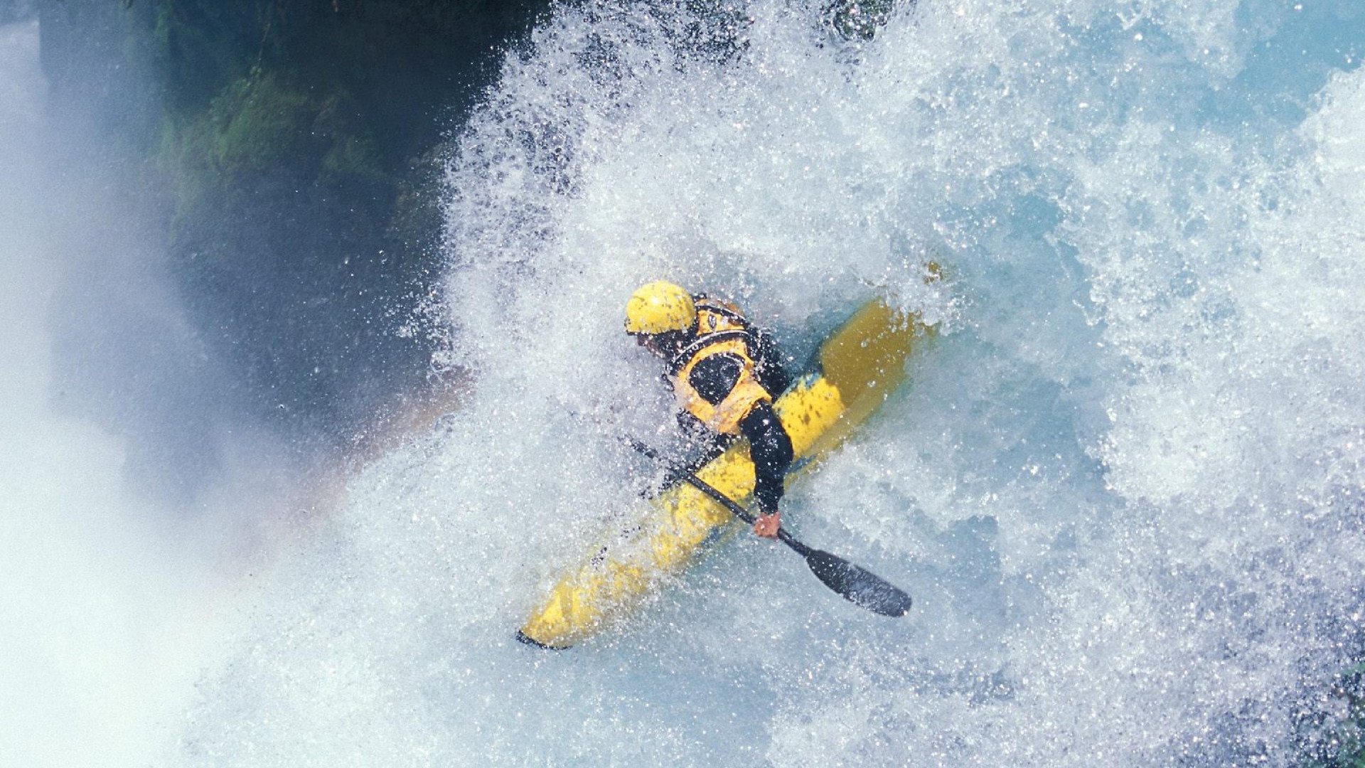 赛道与绿茵的错位狂欢，当金玟哉在F1街道赛接管洪都拉斯之战